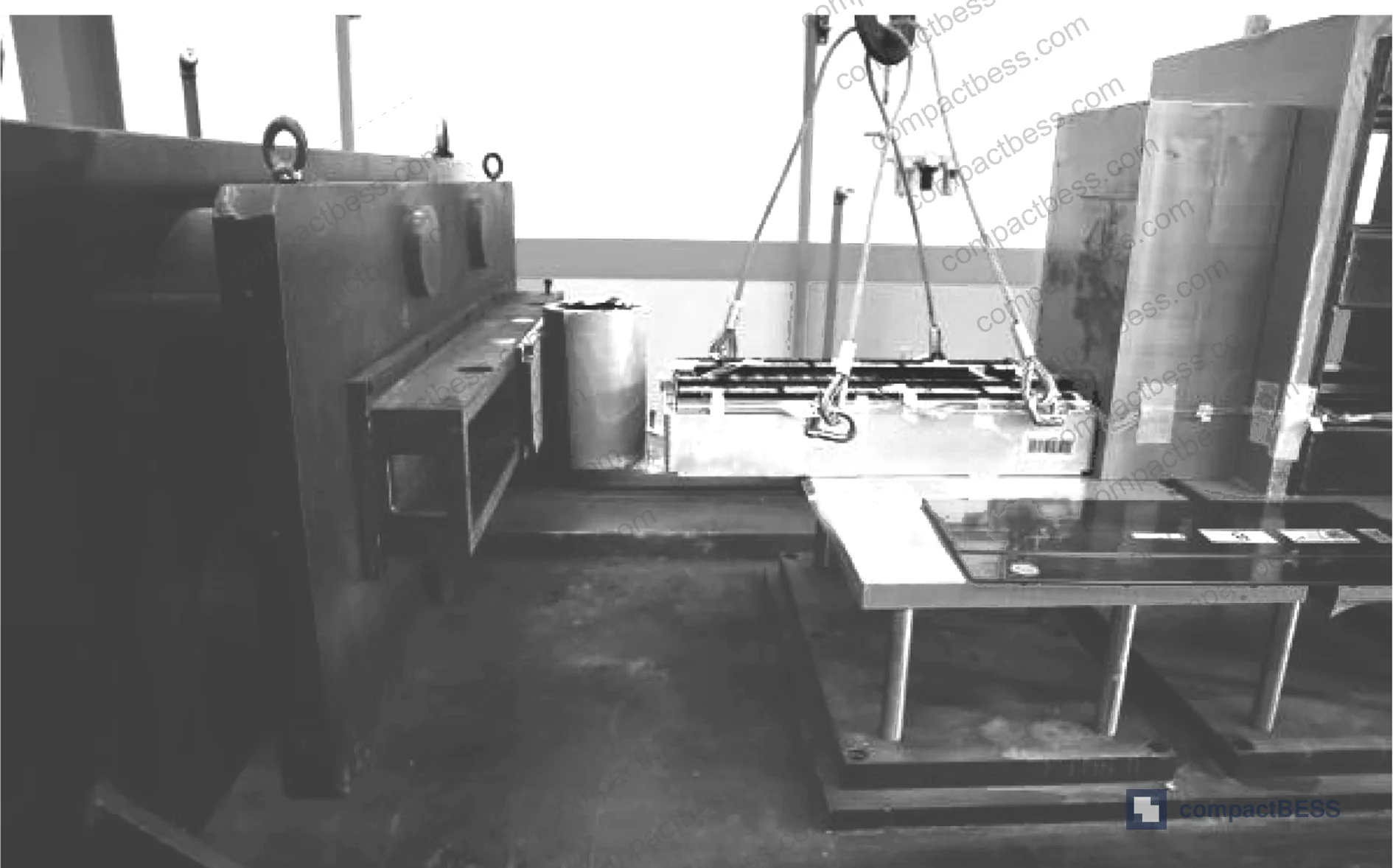 Figure 2: Crush test bench arrangement showing indenter direction and module orientation relative to total positive/negative terminals